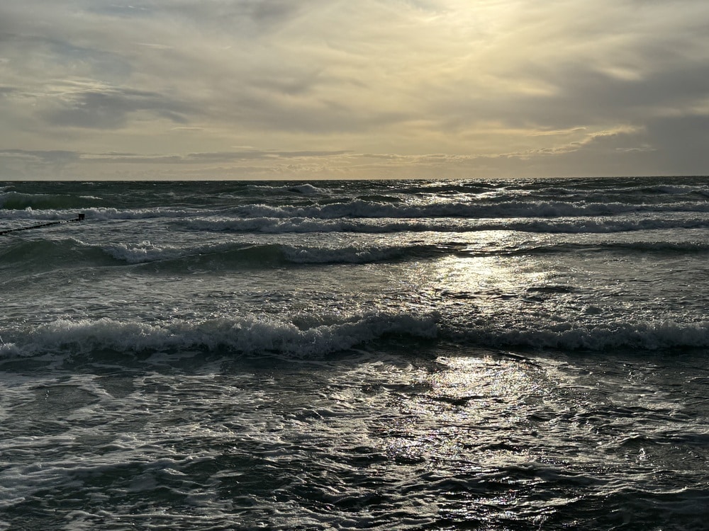 Bewegtes Meer Abendlicht