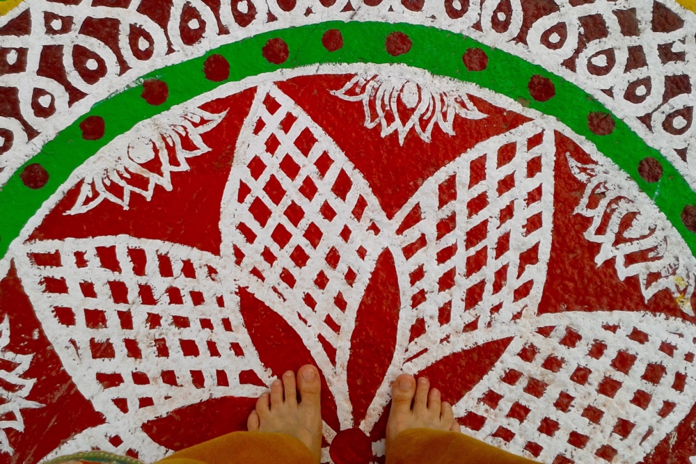 Gemaltes Mandala in Indien Auf den Boden gemaltes Mandala