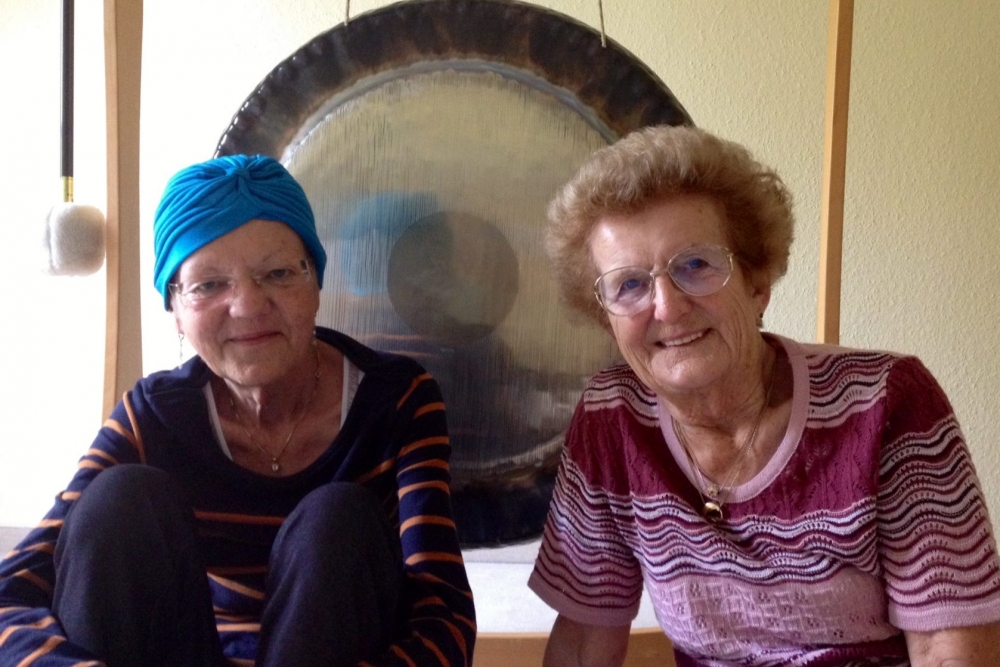 Gongmeditation im Hospiz Zwei Menschen vor einem Gong im Hospiz